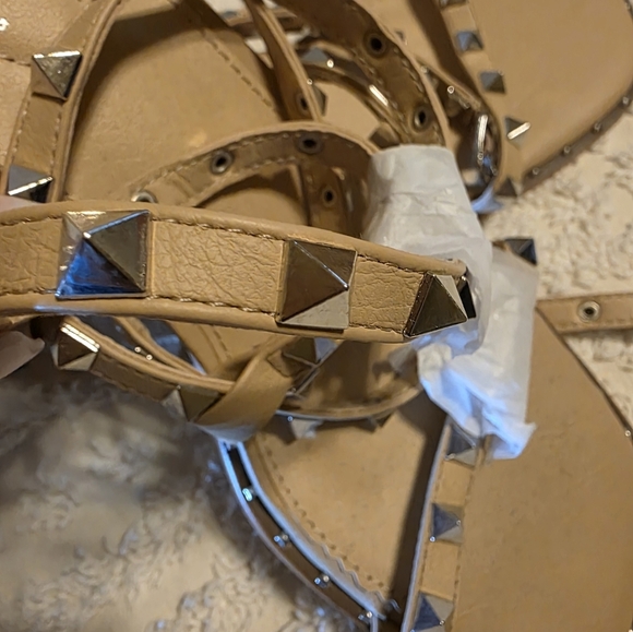 NWT - Women's Tan Studded Sandals - 9 - Picture 6 of 6